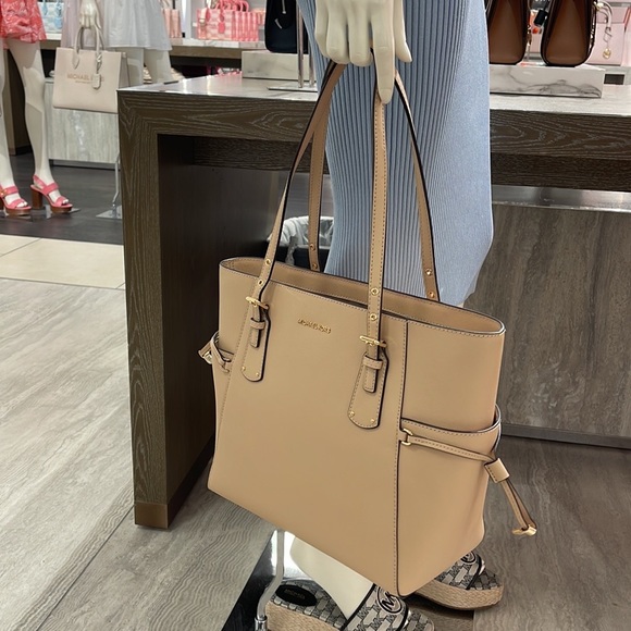 Michael Kors Voyager Saffiano Leather Tote Bag
Style#30H1GV6T4T
NWT
OYSTER - Picture 9 of 16